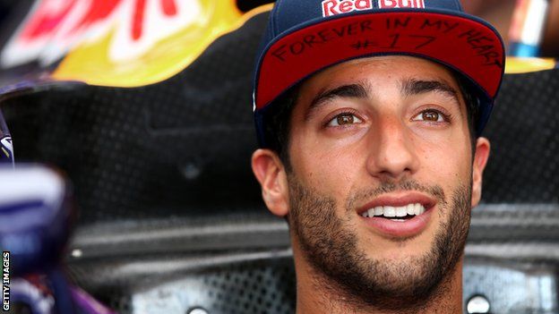Daniel Ricciardo wears a tribute to Jules Bianchi on his hat in 2015
