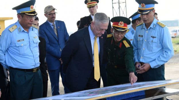 Bộ trưởng Quốc phòng Hoa Kỳ James Mattis thăm Sân bay Biên Hòa