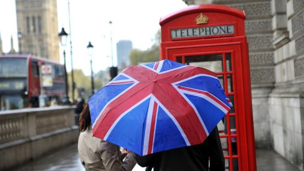 Pessoas usando guarda-chuva em Londres