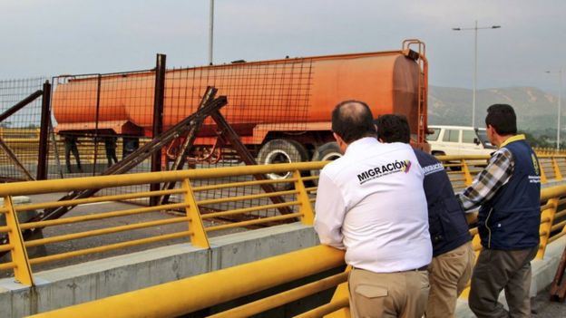 Handout picture released by Colombias Migration press office shows director Christian Kruger (C) on the Tienditas Bridge on the border between Cucuta, Colombia, and Urena, Venezuela