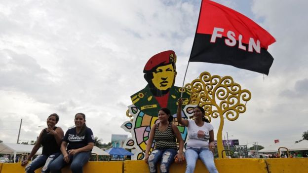 Simpatizantes sandinistas frente al monumento a Hugo Chávez en Managua