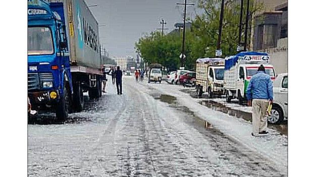 দিল্লির অনেকেই বলছেন তারা এমন শিলাবৃষ্টি দেখেন নি