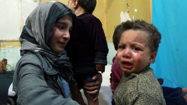 Crianças atendidas em hospital de Douma, em Ghouta Oriental, após ataques das forças sírias