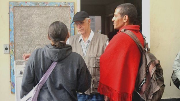 Padre Julio com moradores de rua