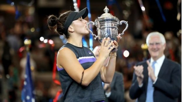 Bianca Andreescu levanta su trofeo