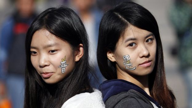澳門兩名年輕女示威者展示其「普選」面部彩繪標語（20/12/2014）