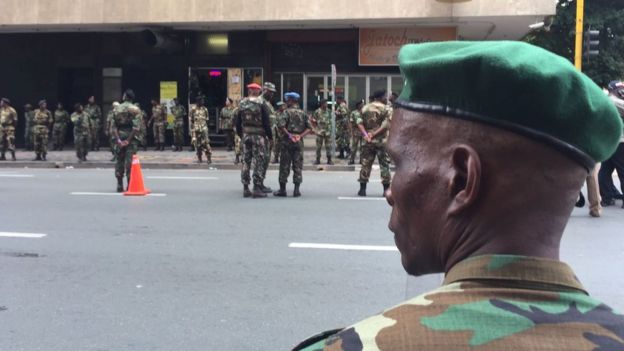 Les MK, la branche armée de l'ANC devant le siège de l'ANC