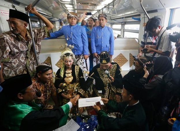 Sejumlah pasangan calon pengantin dari kalangan kurang mampu melangsungkan nikah massal di dalam gerbong kereta di Yogyakarta, 6 September 2016 lalu