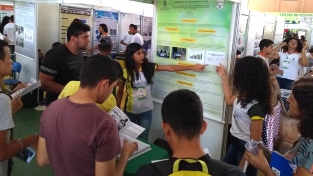 Alunas apresesentam projeto em feira de ciências