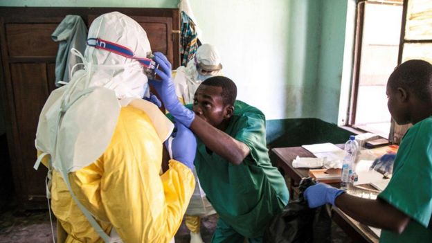 Médicos preparándose para atender pacientes con síntomas de ébola.
