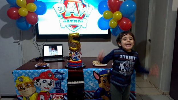 Joaquim feliz durante festa de aniversário