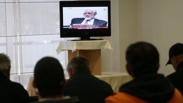 Praljak había sido sentenciado en 2013 a 20 años de prisión por crímenes cometidos en la ciudad de Mostar durante la guerra de Bosnia.