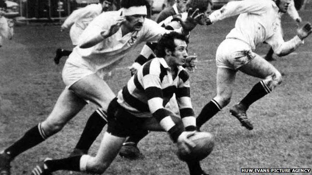 Dyn un clwb - Treuliodd y mewnwr ei holl yrfa gyda Clwb Rygbi Caerdydd, rhwng 1966 a 1978. The scrum half spent his whole club career with Cardiff Rugby Club between 1966 and 1978