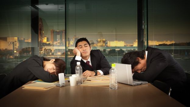 Executivos dormindo no expediente