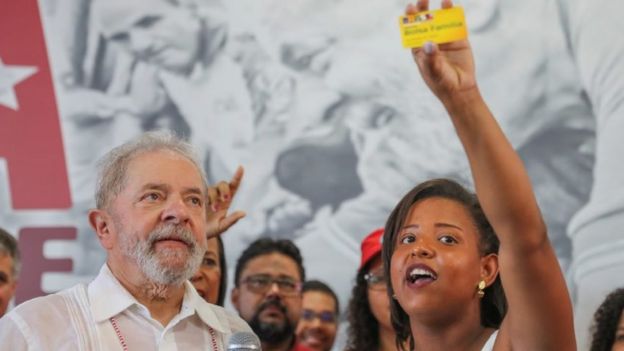 Lula ao lado de eleitora em caravana no Nordeste