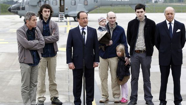 Президент Франции Франсуа Олланд, министр иностранных дел Лоран Фабуис и четыре освобожденных журналиста - Николя Энен, Пьер Торрес, Дидье Франсуа и Эдуар Элиа