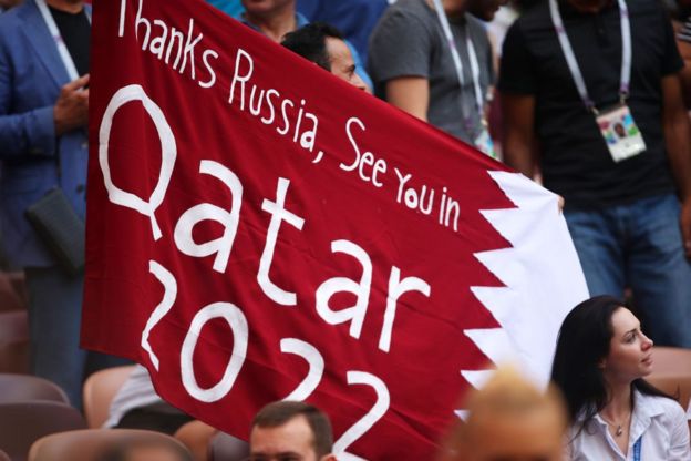 Pancarta en el Rusia invitando al mundial de Qatar 2022.