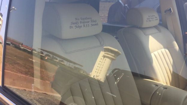 Les repose-têtes des sièges de la Rolls-Royce du président Jammeh à l'aéroport de Banjul.