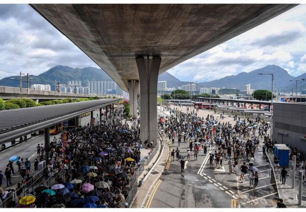 示威者在香港国际机场巴士站集结
