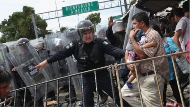 কোথাও কোথাও পুলিশের সঙ্গে অভিবাসীদের সহিংসতার ঘটনাও ঘটেছে