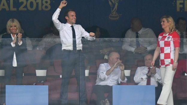 ماكرون رئيس فرنسا يحتفل بالفوز