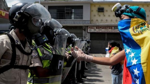 Policías se enfrentan a manifestantes en Venezuela.