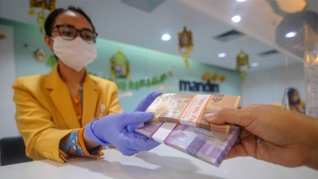 Penerapan protokol kesehatan diterapkan di sejumlah bank.