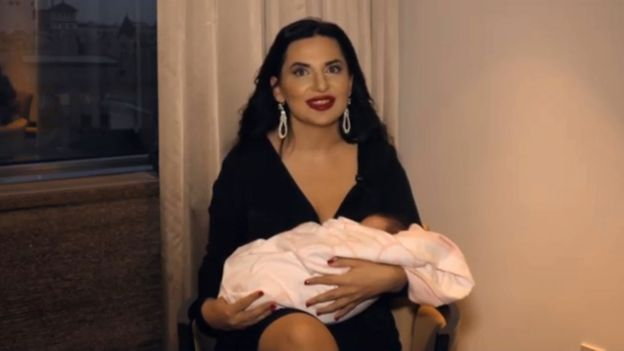 دکتر روجا ویدیویی از خودش و فرزند نوزادش در رسانه‌های اجتماعی منتشر کرد