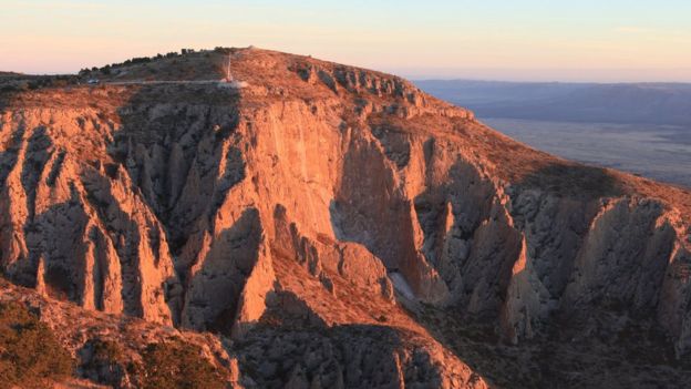 Montaña en el desierto de Texas donde está ubicado el reloj. (Foto: The Long Now Foundation)