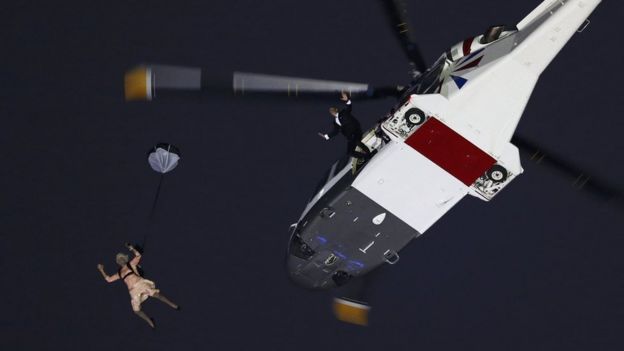 Momento icónico de un actor que interpreta a la Reina en paracaídas desde un helicóptero durante la ceremonia de apertura de los Juegos Olímpicos de Londres 2012