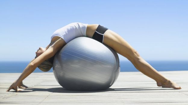 Mujer con una pelota suiza