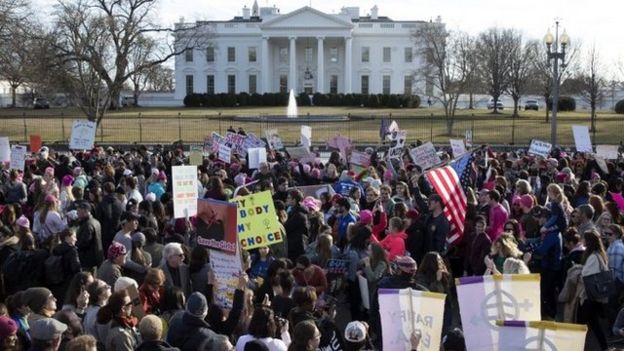 Manifestantes de la Marcha de Mujeres frente a la Casa Blanca.