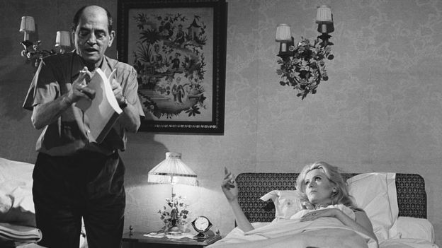 Luis Buñuel, Catherine Deneuve ile 'Belle de jour' (Gündüz Güzeli) filminin setinde