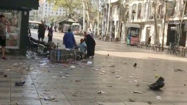 Al menos 13 muertos y 100 heridos en un "ataque terrorista" con una furgoneta en Las Ramblas de Barcelona _97429622_mediaitem97429621