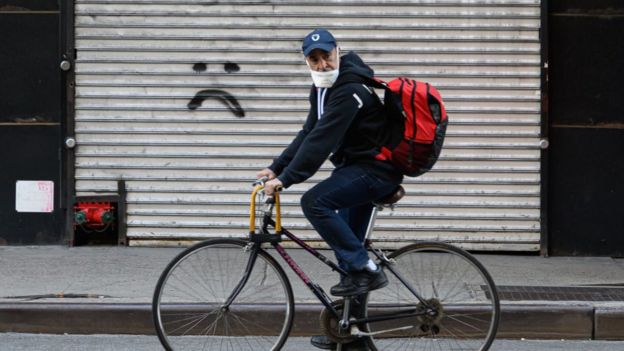 নিউ ইয়র্কের বাসিন্দা মাস্ক পড়ে সাইকেলে চড়ে কাজে যাচ্ছেন, ০৬-০৪-২০২০।
