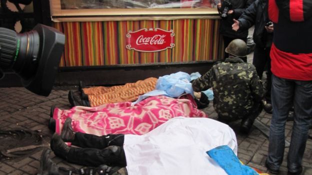 Тела людей, убитых на Институтской 20 февраля 2014 года. Тело Максима Шимко накрыто розовым пледом