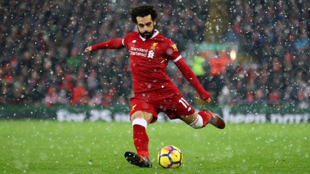 محمد صلاح يفوز بجائزة بي بي سي لأفضل لاعب افريقي لعام 2017 _99165722_hi043510943