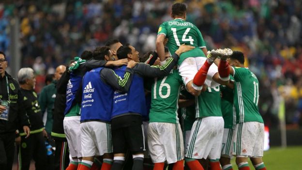 México celebra en el estadio Azteca.