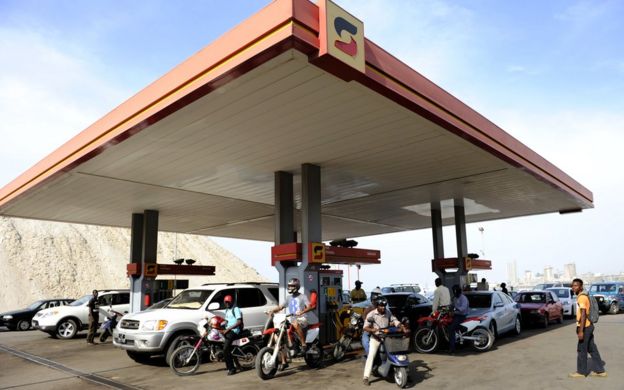 Personas comprando carburante en una bomba de gasolina de Sonangol