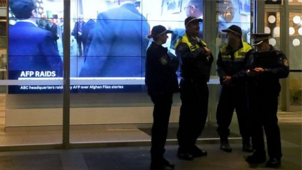 ماموران پلیس استرالیا سال گذشته به دفتر اصلی رادیو و تلویزیون ملی این کشور (ای‌بی‌سی) در سیدنی یورش برده و آن را تفتیش کردند
