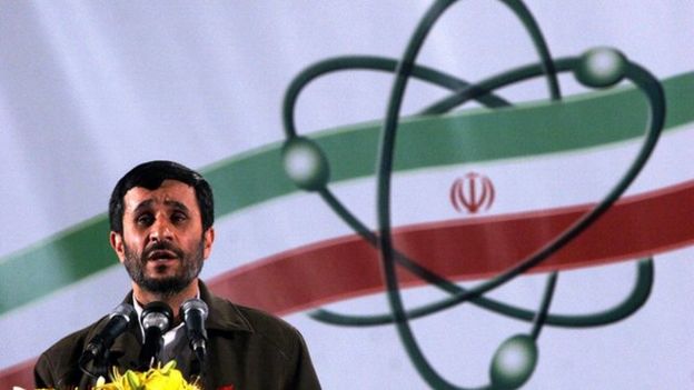 Mahmoud Ahmadinejad y una bandera nuclear