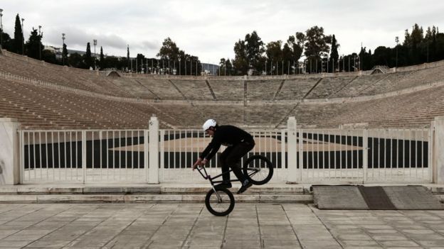 Ciclista no Estádio Panatenaico, em Atenas.