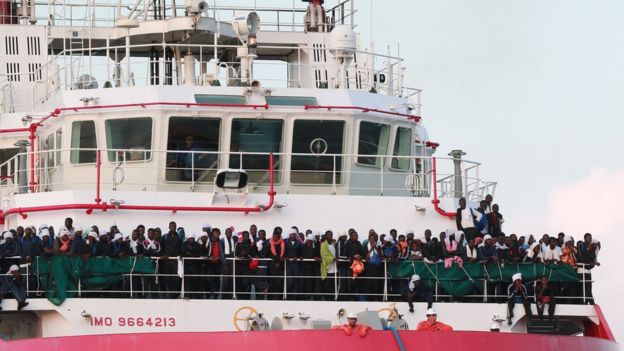 அகதிகளை லிபியாவில் இருந்து இத்தாலிக்கு அனுப்பும் பணி தொடக்கம்