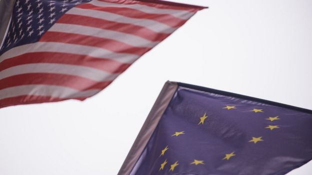 Banderas de EE.UU. y la Unión Europea,