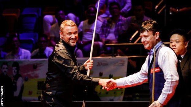 Stephen Hendry (left) and Jimmy White (right) shake hands at a masters snooker event