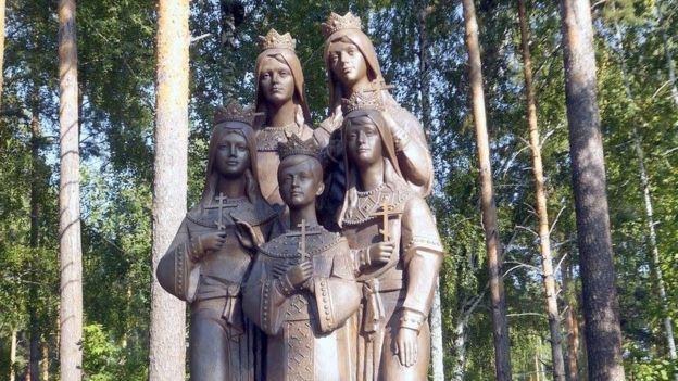Tượng các công chúa và thái tử Nga của dòng họ Romanov bị quân Bolshevik sát hại năm 1918 nay được đặt trong tu viện Ganina Yama nằm ở phiá Bắc thành phố Yekaterinburg