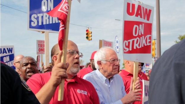 Bernie Sanders en una protesta del UAW