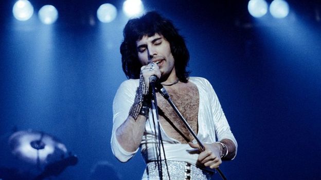 Freddie Mercury durante un concierto
