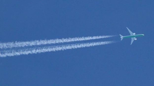 طائرة بوينغ تحلق عاليا في سماء زرقاء