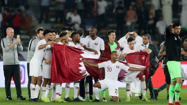 لاعبو المنتخب القطري يحتفلون بالفوز بكأس آسيا